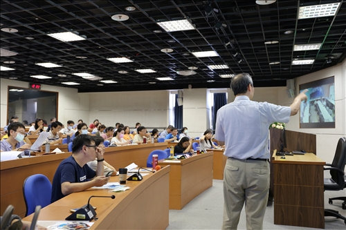 與會老師專心聆聽萬老師的分享