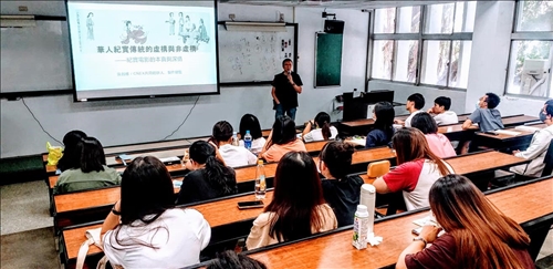 老師與同學介紹生命經驗與紀錄片的關係