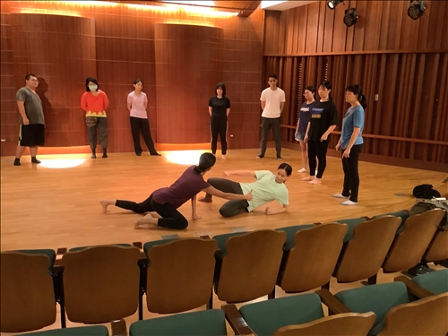 方妤婷和陳珮榕老師示範以遙控指引身體開發可能