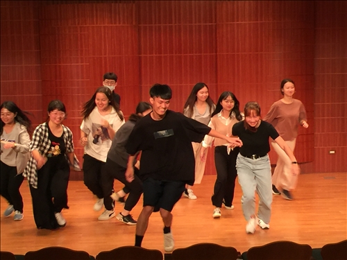 同學分組藉由工作坊所學即興發揮並分享成果