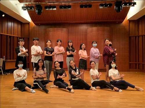 參與同學與陳珮榕老師及主持人吳文琪老師合照