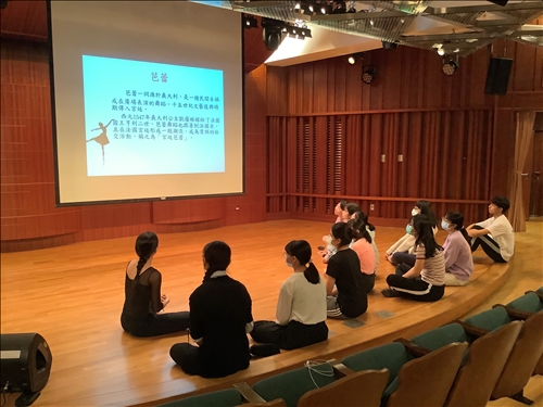 芭蕾舞老師陳珮榕講解芭蕾的由來及其背景