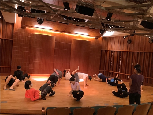 在身體接觸地板的探索中，學生思考身體的極限