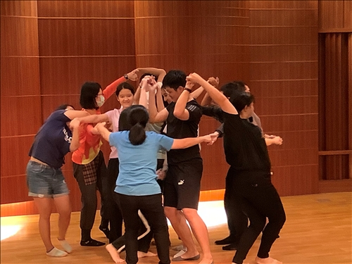 大家手牽手纏繞在一起流動，去發現並解決問題