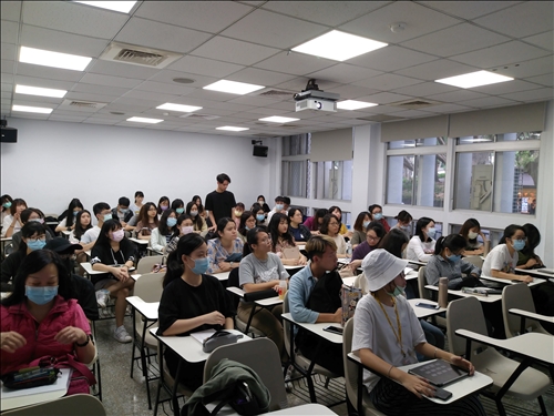 同學聆聽「編輯生活概述」並思考自身職涯