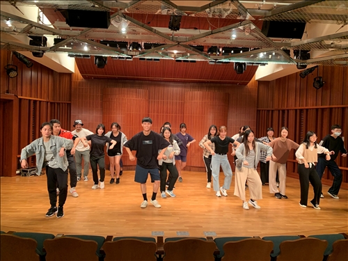 鍾長宏老師教同學跳locking