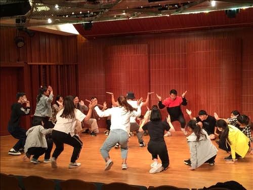 鍾長宏老師帶大家用音樂感受節拍