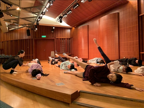 陳老師指導學生用地板來暖身