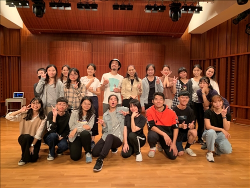 參與同學與鍾長宏老師及主持人吳文琪老師合照