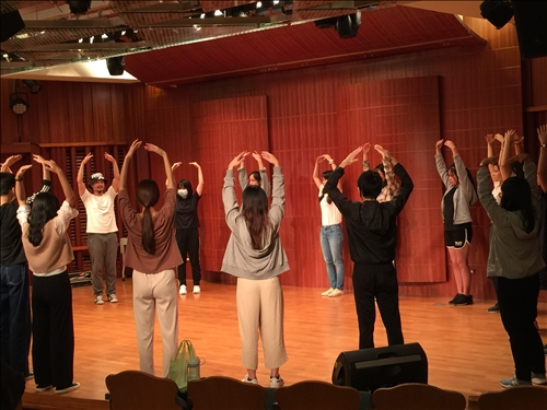 鍾長宏老師帶大家體驗街舞結合芭蕾