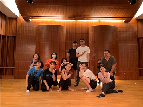 參與學生與方妤婷老師合照