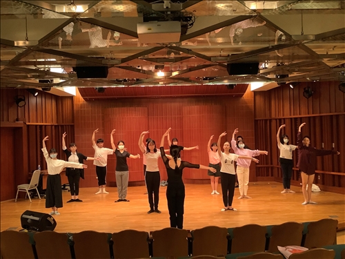 陳老師教導學生手和腳的五個基本動作