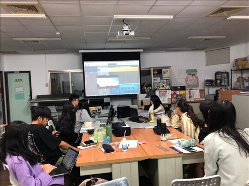 操作Garage Band給組員看如何做配樂