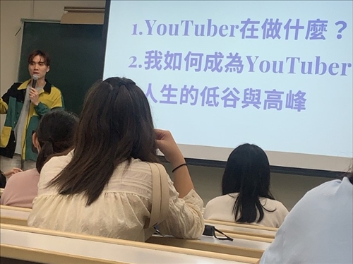 講座開場，講師自我介紹。