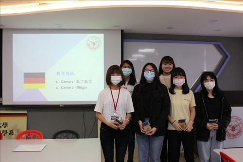 遊戲得獎者與老師合影