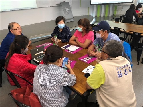 講座結束後王浴護理長與新春里莊志文里長及鄰長們討論社區關懷的推動
