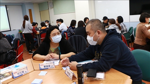 蔡明修老師和與會老師討論學生態度不積極的問題
