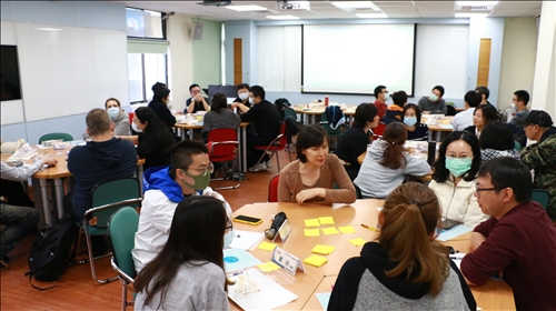 麗君主任和與會老師認真討論教學上遇到的問題
