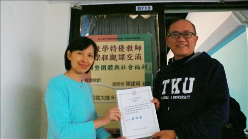 李主任致贈感謝狀於陳老師。