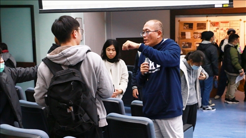 陳老師提醒同學注意安全以及詢問學生體驗路徑。