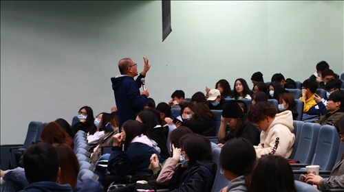 學生專心聆聽陳老師體驗課程的規範。