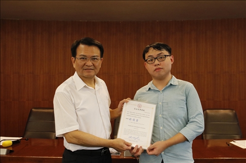 教務會議頒發榮譽學程碩士班獎學金