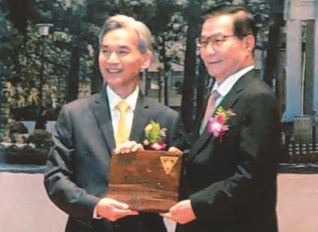 葛校長獲興大傑出校友