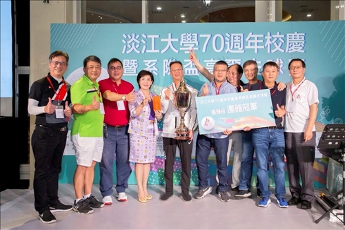 團體冠軍隊伍獲頒永久盃獎座及獎金_修_