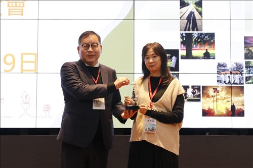 系所友會莊子華頒攝影賽冠軍