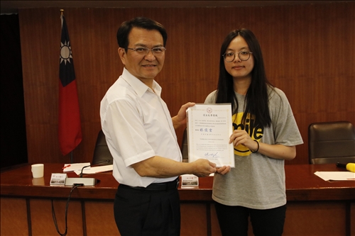 教務會議頒發榮譽學程碩士班獎學金