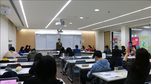 辯論賽主持人進行開場說明。