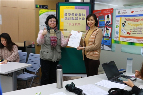 李主任致贈感謝狀於朱老師。