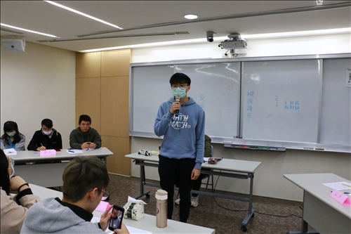 台下學生分享觀賽心得。