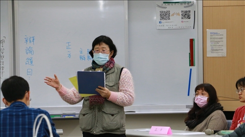 朱老師針對辯論內容與過程進行回饋與分享。