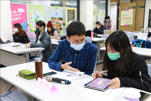 裁判針對正反方進論點進行記錄與討論。