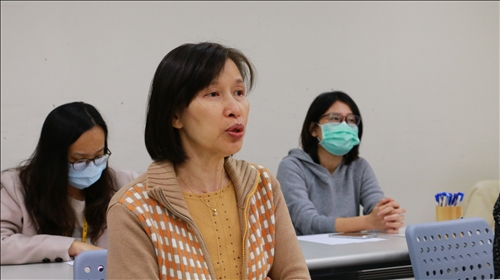 與會老師給予辯論選手鼓勵與回饋。