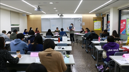 師培中心朱惠芳主任進行教學特優教師「教育概論」課程觀課交流。
