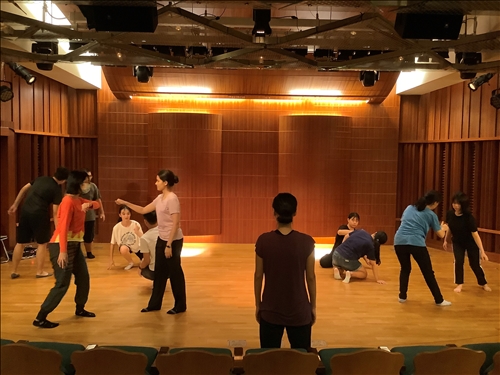 學生以遙控指引同伴專注於當下有助身體開發可能