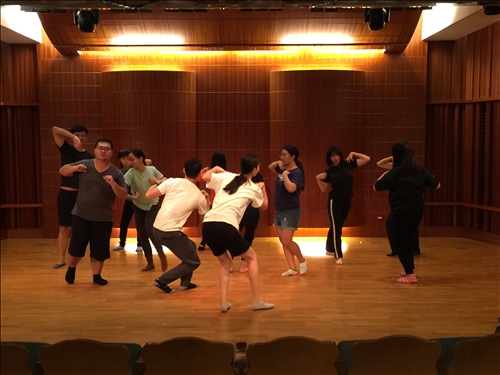 學生透過手肘畫圓探索身體在空間流動的可能性