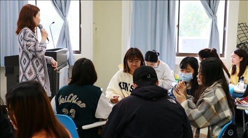 張老師於課堂給予學生適時的文法、單字、讀音修正