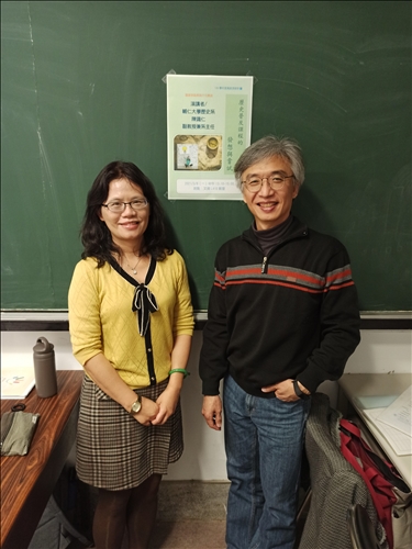 歷史系古怡青老師與陳識仁主任合影