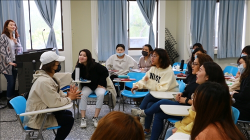 張老師在遊戲過程中也給予學生及時的回饋，讓學生在遊戲中學習也能獲取正確的知識