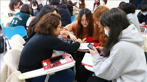 張老師藉由分組討論增加教學方式的多元性