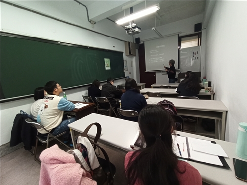 本課程研究生聆聽陳識仁主任演講