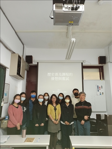 本課程研究生與陳識仁主任合影