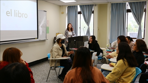 透過限時各組學生敘述單字的解釋，讓答題者能猜中單字的遊戲，營造歡愉的學習氣氛