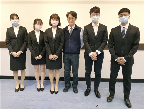 講者與接待組同學合照