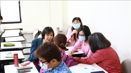 與會老師融入課程進行分組討論
