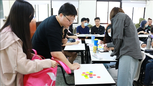 林主任進行課程遊戲活動時，學生非常踴躍的參與