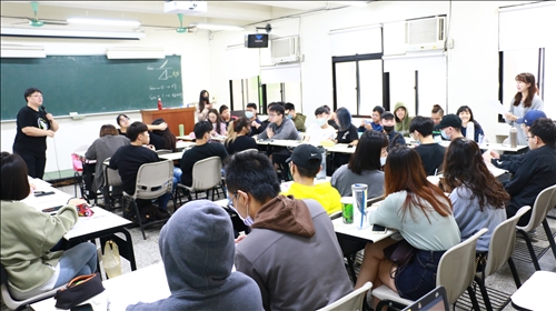 林主任透過點名回答問題來與學生互動